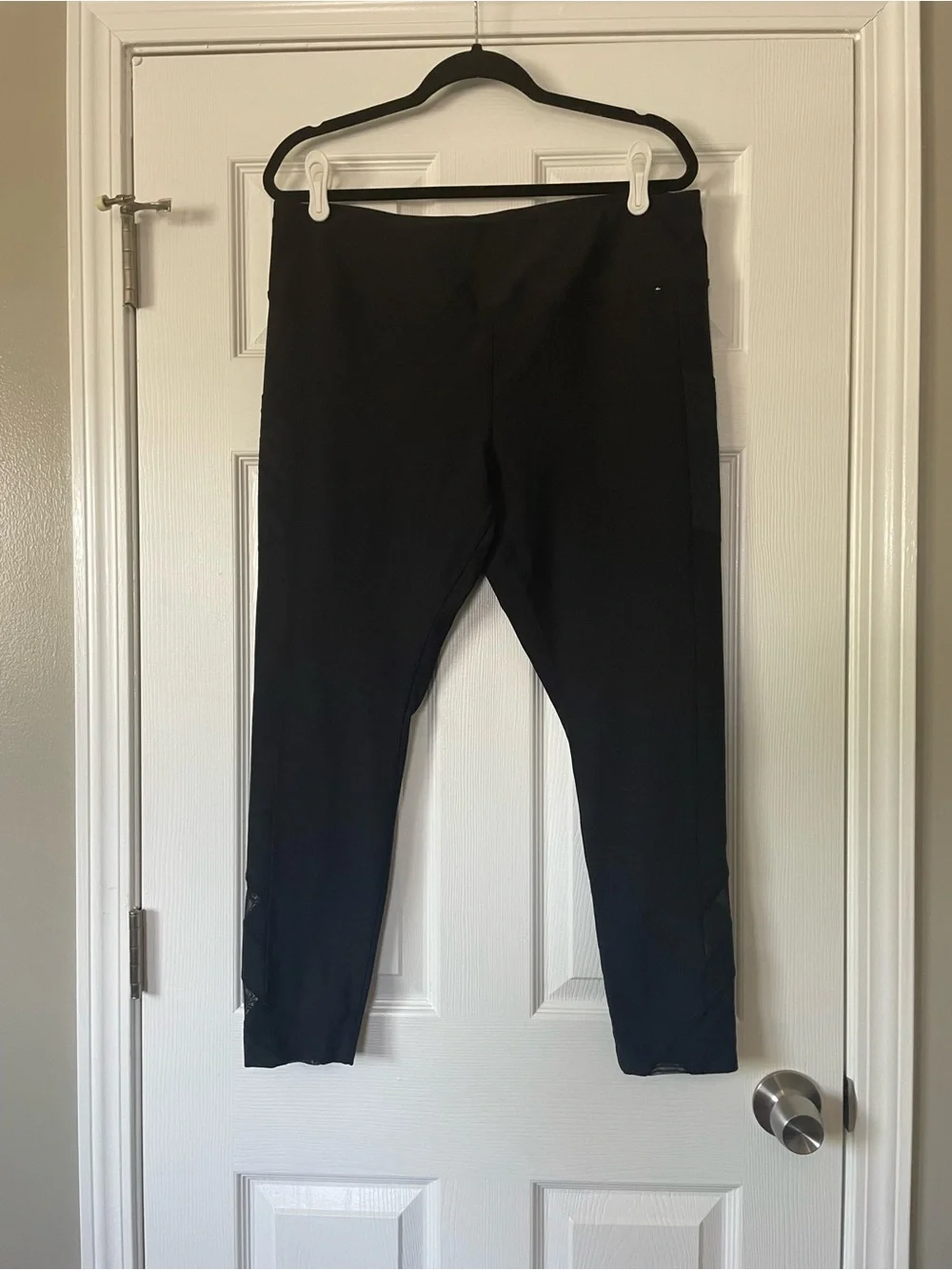 Mondetta Black High-Waist Capri Leggings with Mesh Insets - Picture 4 of 10